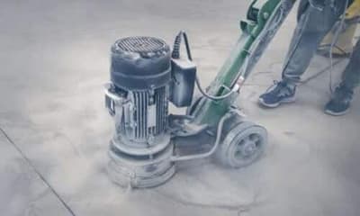 La sabbia ad alta velocità rimuove gli strati danneggiati del pavimento, creando una superficie uniforme e liscia